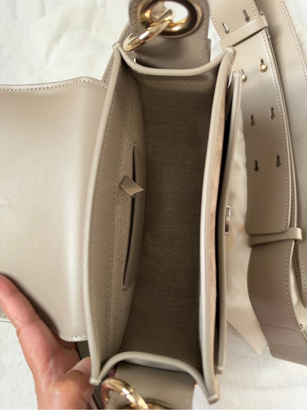 Chloe Small Tess Leather Saddle Bag in Taupe. Dust bag. authentications included - Picture 12 of 15